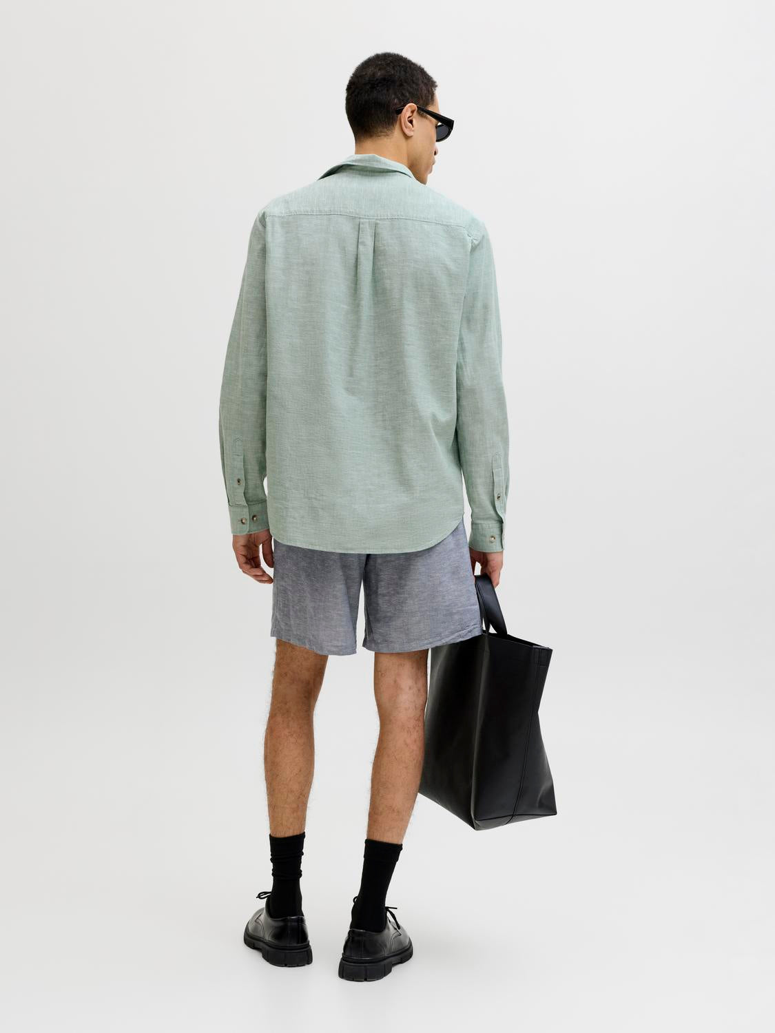 model_shot-back